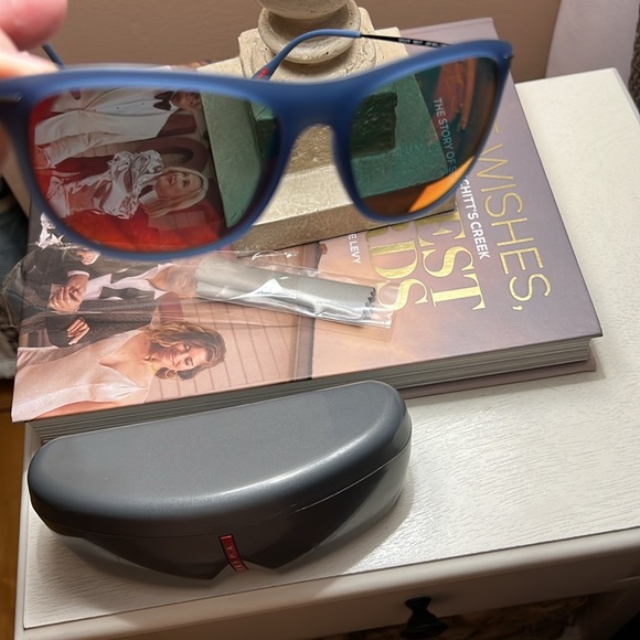 Prada Aviators with case and cloth - Picture 15 of 17